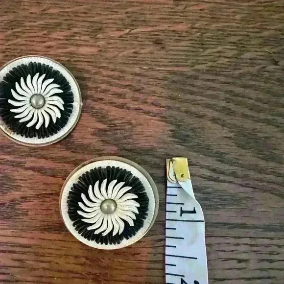Vintage 1960’s  Black and White Clip On Earrings - Picture 4 of 4